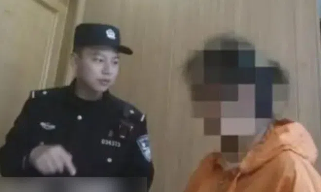 Vào quán ăn cùng bố, bé gái gọi 4 món, ông chủ âm thầm báo cảnh sát khi ghép tên các món ăn lại