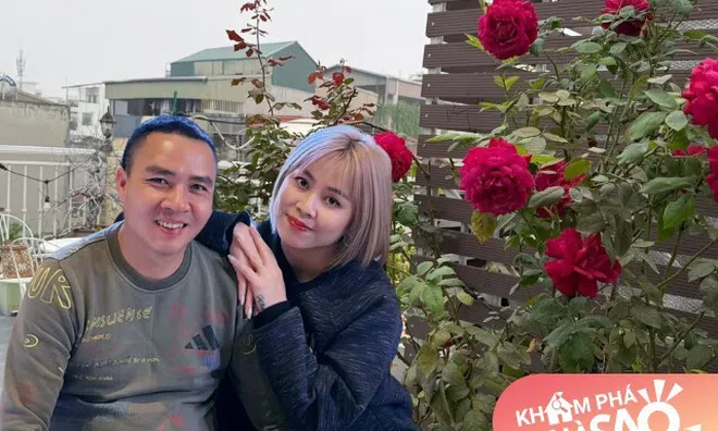 MC Hoàng Linh khoe góc vườn nhỏ trên sân thượng, hoa hồng nở rực rỡ, góc bàn trà cực chill