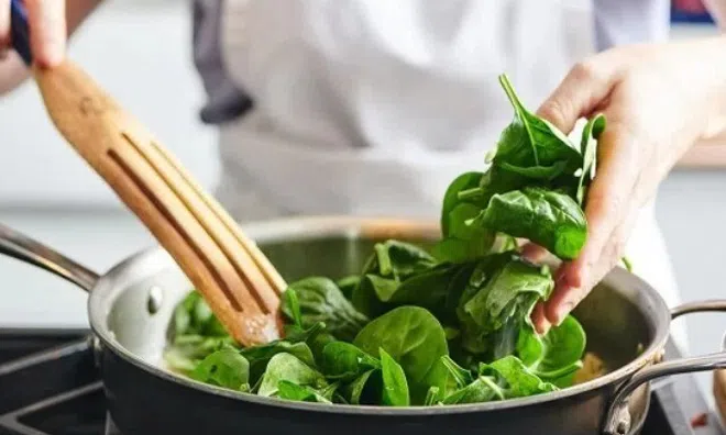 Chần rau trước khi nấu làm mất đi dinh dưỡng, nhưng hai loại rau này nếu không chần sẽ hại thận