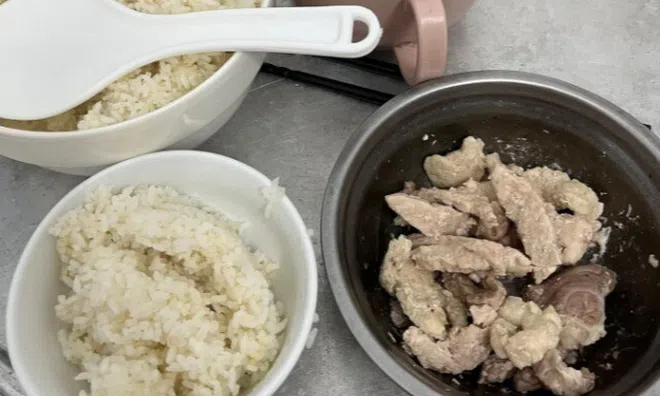 Mẹ Việt khoe thực đơn cơm cữ 2 món suốt tuần gây tranh cãi
