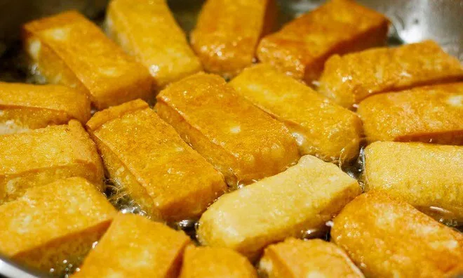 Nhiều năm rán đậu giờ mới biết, cho thêm thìa này vào sẽ không bắn dầu, đậu vàng ươm mềm trong giòn ngoài