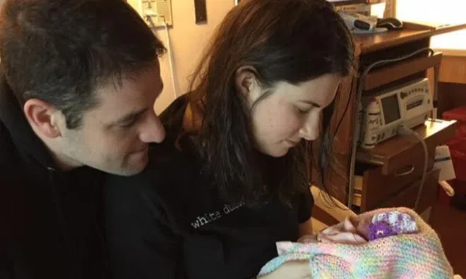 Siêu âm phát hiện con dị tật, nghe lời bác sĩ chọn phá thai, bế em bé trên tay bố mẹ sững sờ