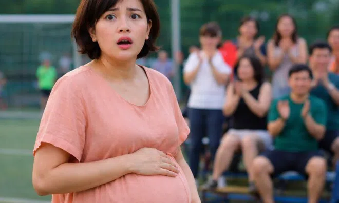 Bế bầu ra sân cổ vũ chồng đá bóng với công ty, thấy cảnh anh được đồng nghiệp giúp mặc đồ tôi muốn xỉu ngang