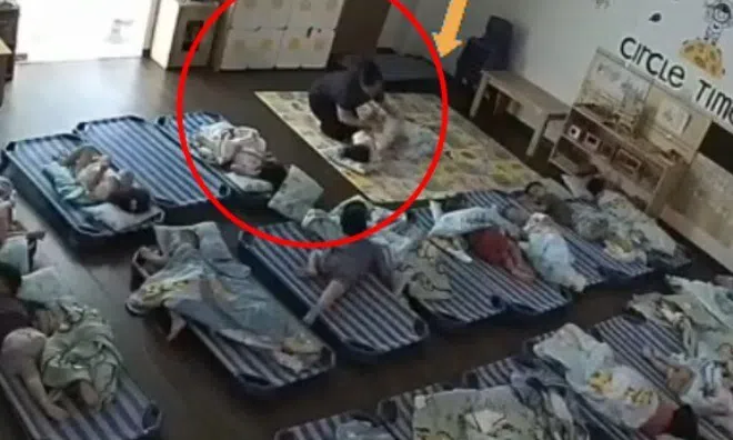 Camera trường mẫu giáo Việt ghi lại cảnh người lạ tiếp cận con gái giờ ngủ trưa, hành động tiếp theo khiến mẹ sững sờ