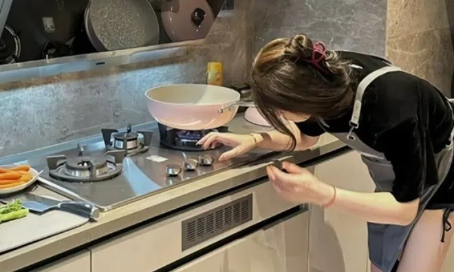 Con trai ngày càng thân thiết giúp việc trẻ đẹp, bố mẹ tá hỏa khi biết nguyên nhân