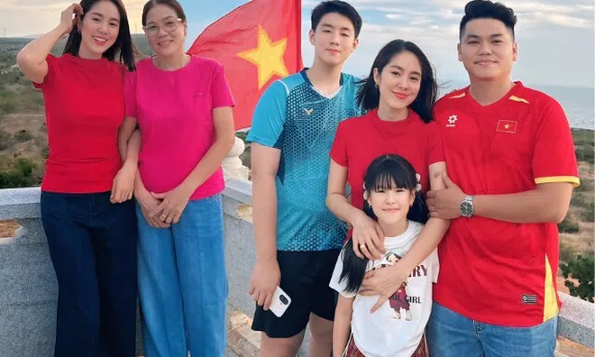 Lê Phương đưa cả nhà về quê nội ăn Tết sớm, mẹ chồng cực thân thiết bên con dâu cùng 2 cháu cưng