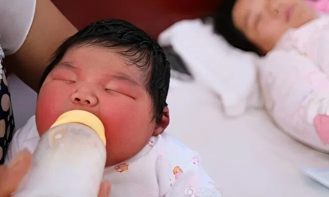 Cô gái bất ngờ đẻ con sau khi bị một luồng gió lạ thổi vào vùng dưới, bác sĩ nói: Không hẳn là bịa chuyện