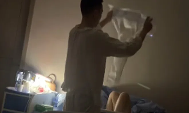 Nửa đêm trong phòng phụ sản, chồng làm việc nhạy cảm cho vợ, ai nấy xung quanh nhìn mà đỏ mặt