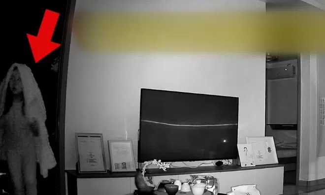 1 giờ sáng con gái 6 tuổi trùm khăn lén lút ở phòng khách, bố mẹ xem camera vô cùng tự trách