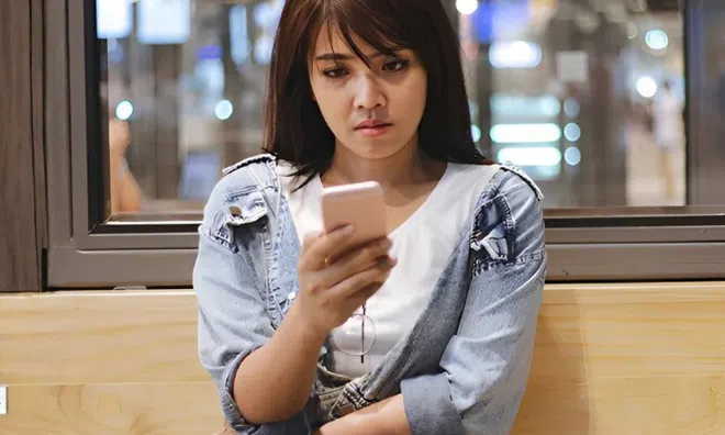 Chồng lưu tên vợ là "quỷ già", tôi lén đổi thành "quý giá" và phát hiện ra màn kịch hoàn hảo của anh