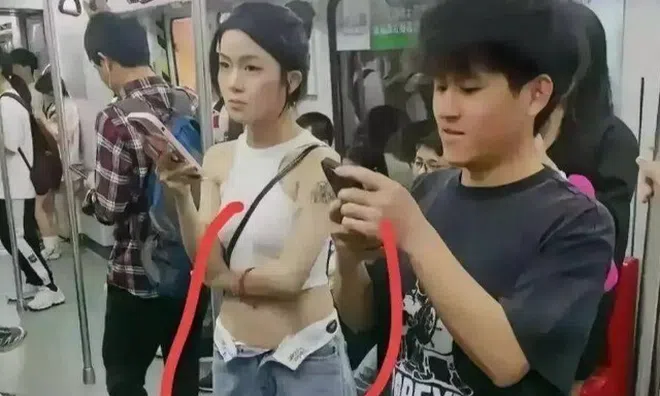 Trời nóng, nữ sinh mặc hở đi tàu điện bị cụ bà nhắc nhở, cô gái liền rút ra một thứ khiến bà lập tức im lặng