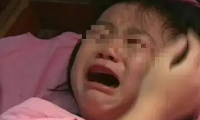 Con gái liên tục kêu "Đau mông quá!", mẹ đưa đi khám thì bác sĩ nói "Sao không đến sớm"
