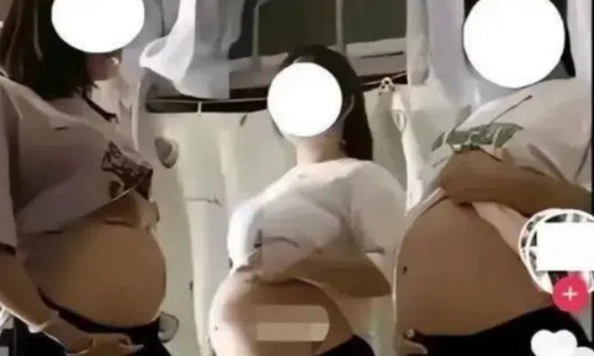 3 nữ sinh khoe bụng to khẳng định “cùng mang bầu”, dân tình khi biết sự thật liền đòi mời phụ huynh