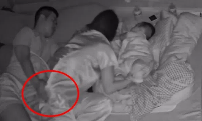 Nửa đêm tiếng con khóc, mẹ vỗ bé để trấn an, hành động của chồng nằm cạnh khiến nhiều người đỏ mặt