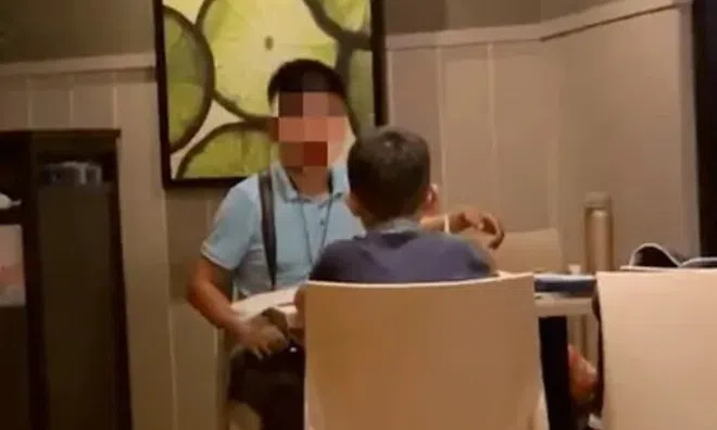 Hai cha con cùng vào quán ăn bún bò, cuộc đối thoại sau đó khiến chủ quán lo lắng cho tương lai đứa trẻ