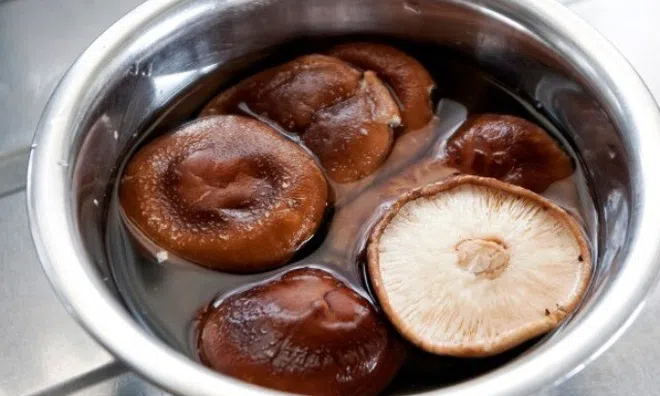 Rửa nấm hương khô dùng nước nóng hay lạnh mới chuẩn, điều bất ngờ là trước đây tôi toàn làm sai