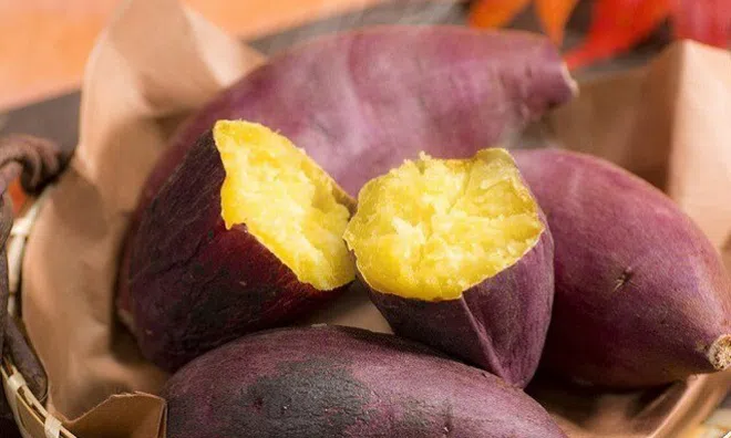 Luộc khoai lang cứ tưởng phải cho đường mới ngọt, ai ngờ đây mới là thứ khiến khoai ngon, bở tung, nhìn là thèm