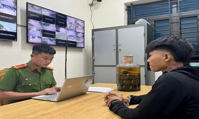 Phát hiện thanh niên trẻ giấu "thứ đáng sợ" trong thùng xốp trên xe máy