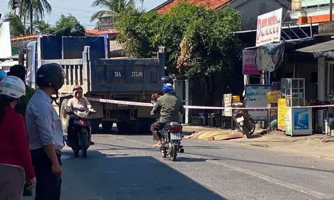 Hiện trường vụ xe tải va chạm xe máy cùng chiều, 2 mẹ con thương vong