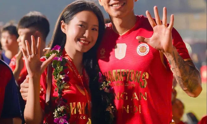 Sau nhiều sóng gió bủa vây, Văn Hậu vẫn tình cảm gọi vợ là "Thóc ơi" giữa sân Hàng Đẫy