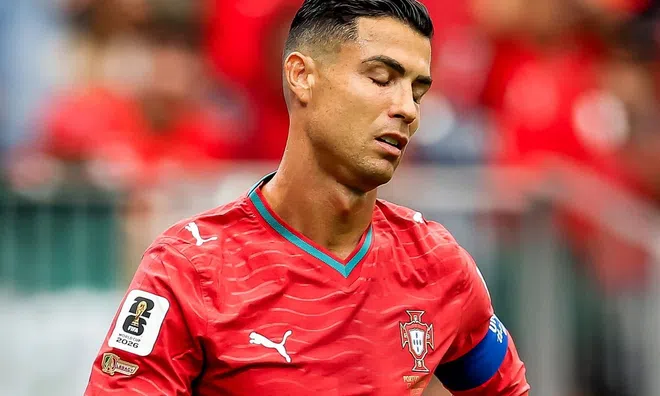 Ronaldo “tịt ngòi” 10 trận liên tiếp, Bruno Fernandes nổi giận ngay trên sân