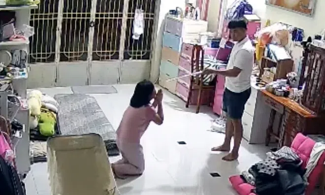 Bé gái 11 tuổi ở Đồng Nai bị người tình của mẹ bạo hành dã man dù đã quỳ lạy van xin
