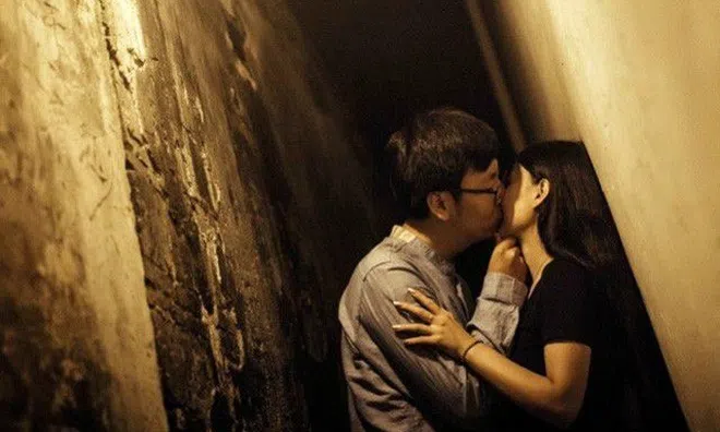 'Tiểu tam' trèo tường lúc nửa đêm, gào khóc yêu chồng chính thất thật lòng, khiến cả gia đình náo loạn