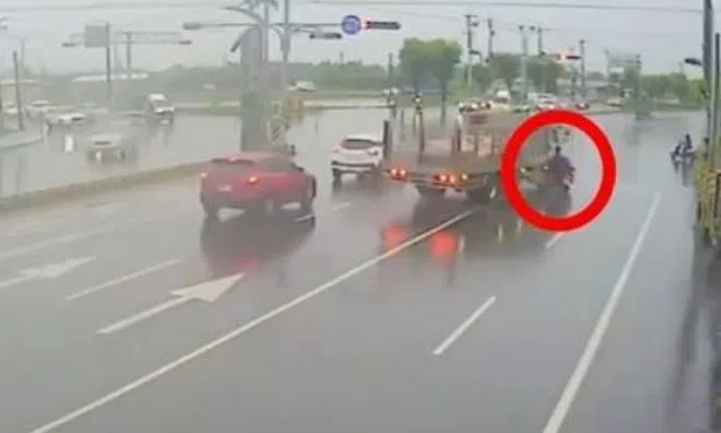 Clip: Camera an ninh ghi lại khoảnh khắc xe tải chở lợn mất lái, cán tử vong người đi xe máy đang chờ đèn đỏ