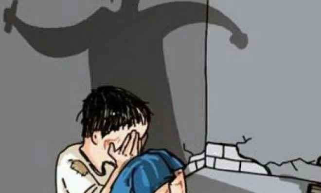 Bé trai 4 tuổi bị mẹ ruột dí thìa nung đỏ vào tay, dội nước sôi khiến bỏng gần 2/3 cơ thể