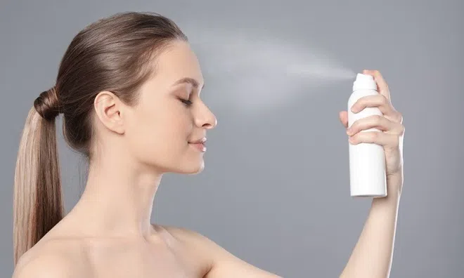 Xịt khoáng mỗi ngày nhưng da vẫn khô? Có thể bạn đang mắc phải những sai lầm này