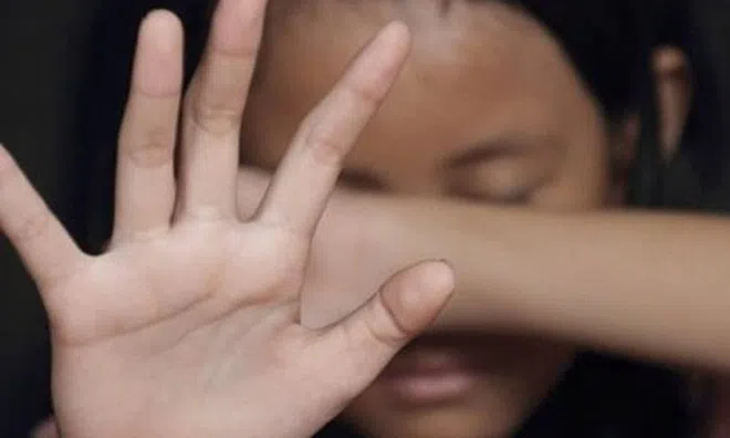 Mẹ ruột rao bán trinh của con gái để trả lấy tiền trả nợ, lãnh 6 năm tù