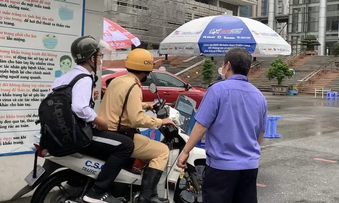 Nam sinh hoảng hốt vì đến nhầm điểm thi, CSGT khẩn cấp dùng xe chuyên dụng hỗ trợ kịp giờ ở phút chót