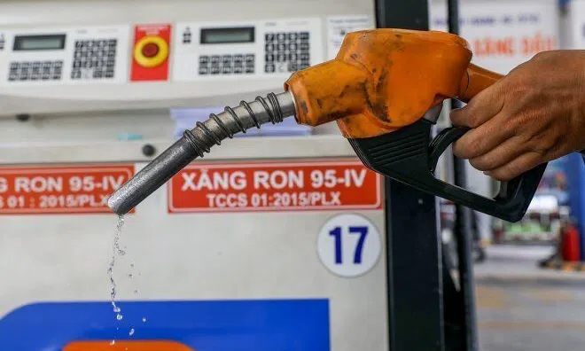 Giá xăng tăng mạnh, mức cao nhất trong 1,5 năm