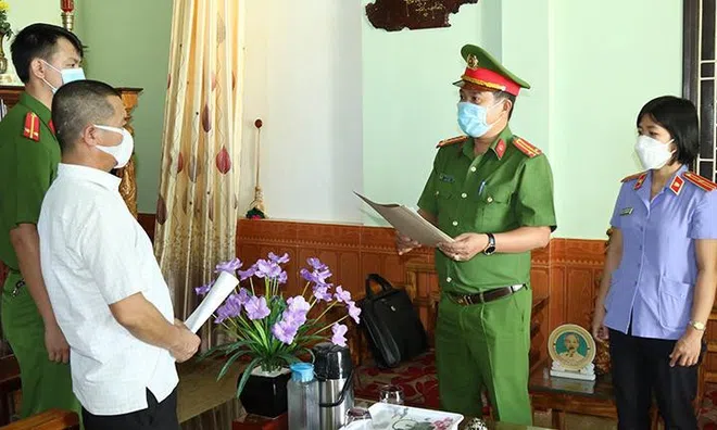 Khởi tố chủ nhà xe làm giả 66 lệnh vận chuyển để trốn thuế, phí