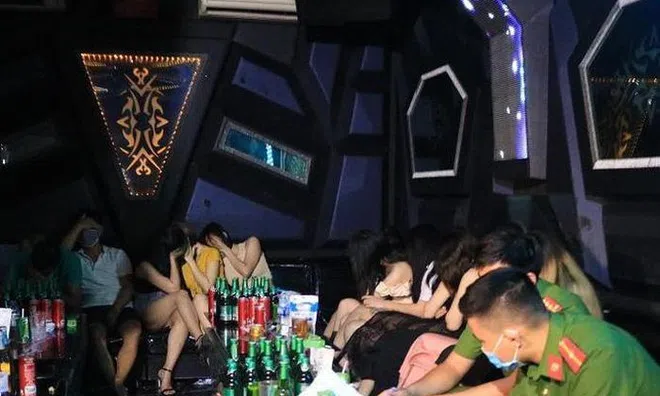 Bắt quả tang 44 dân chơi 'mở tiệc' ma túy mừng sinh nhật trong quán karaoke