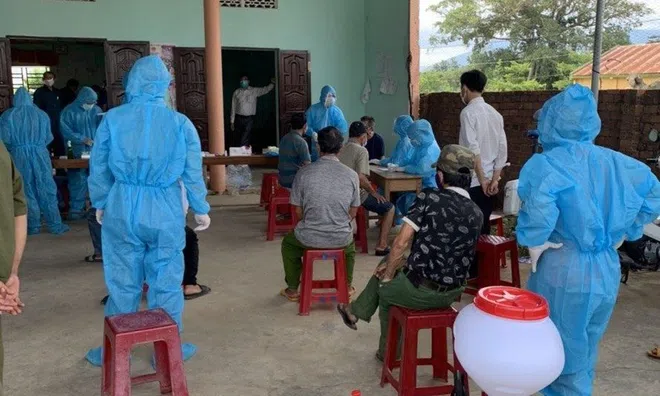 Chủ tịch xã bị đình chỉ công tác vì để bùng phát 2 ổ dịch trong cộng đồng