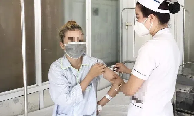 Một người phụ nữ ở Huế nhập viện vì tự tiêm chất nâng ngực