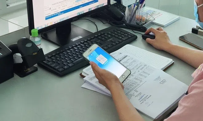Từ 15/10, Hà Nội dừng phát hành thẻ BHYT bằng giấy