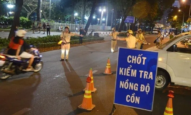 Lái xe không vi phạm, CSGT có được dừng xe kiểm tra nồng độ cồn?