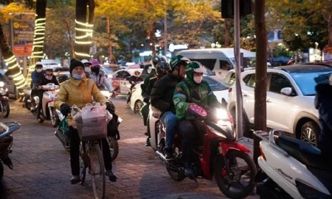 Giờ cao điểm, đi xe máy lên vỉa hè có bị phạt?
