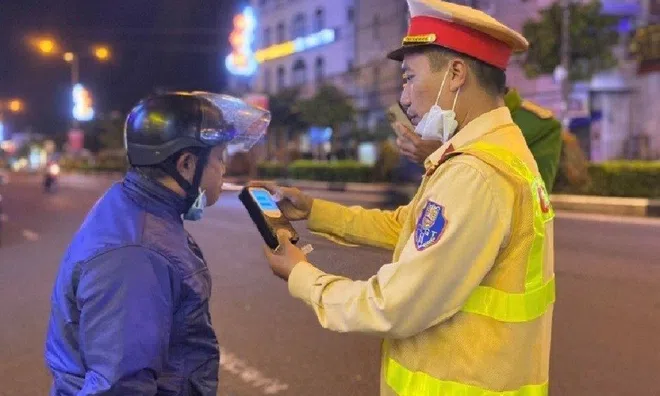 Cảnh sát giao thông có được rút chìa khóa xe khi kiểm tra nồng độ cồn?