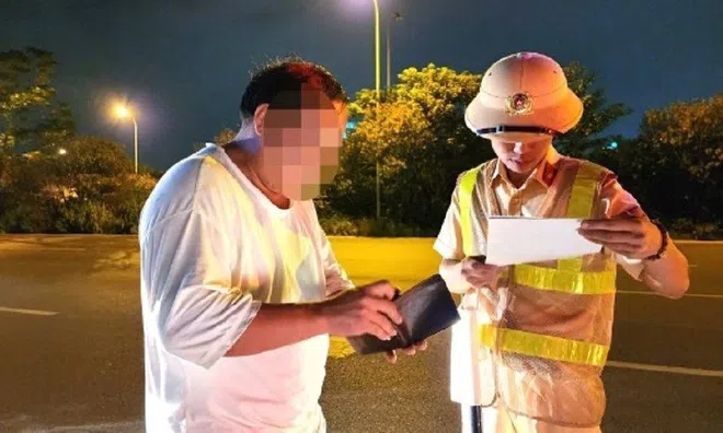 Cảnh sát giao thông có được kiểm tra cốp xe, ví của lái xe?