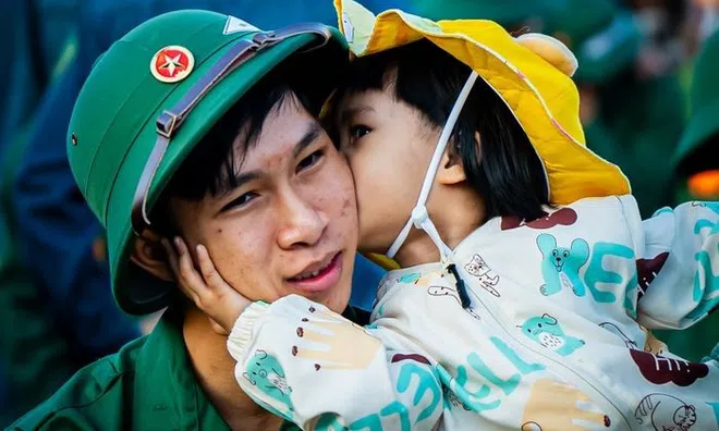 Xúc động lời nhắn của cha, cái ôm bịn rịn của con gái ngày tân binh nhập ngũ