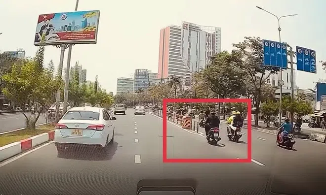 Clip: Hoảng hồn nam thanh niên tông thẳng vào dải phân cách giữa đường