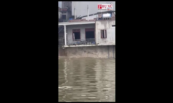 Clip: Xót xa khoảnh khắc ngôi nhà sạt lở, chìm xuống sông ở Bắc Ninh