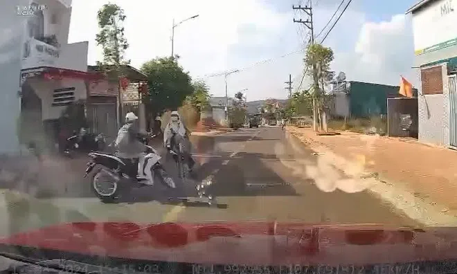 Clip: Cái kết kinh hoàng cho người đàn ông phóng nhanh, vượt ẩu