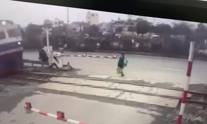 Clip: Khoảnh khắc kinh hoàng nữ sinh bị tàu hoả cán trúng ở Hưng Yên