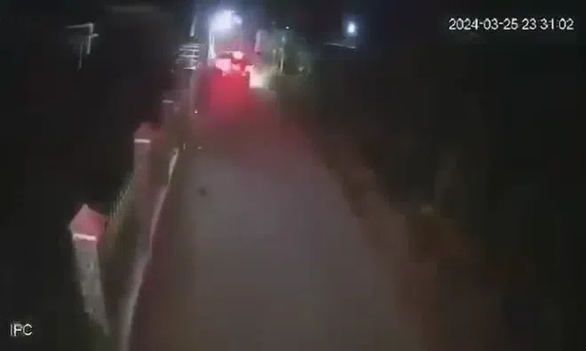 Clip: Kinh hoàng cảnh ô tô húc bay xe máy lên tường rào, 2 người tử vong tại chỗ