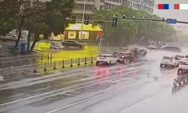 Clip: 6 người thương vong sau cú va chạm liên hoàn của ô tô "điên"