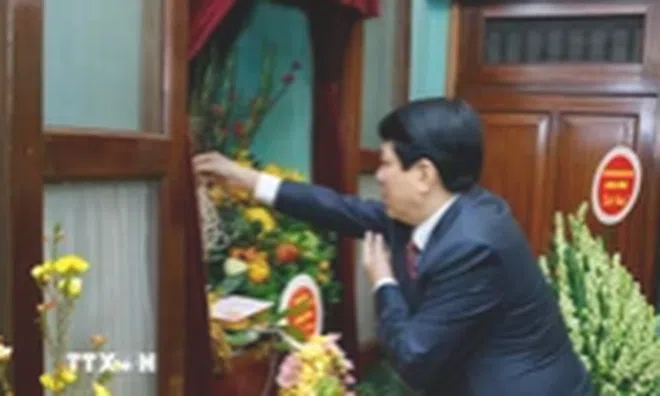 Chủ tịch nước Lương Cường dâng hương tưởng niệm Bác Hồ trong ngày đầu Xuân mới